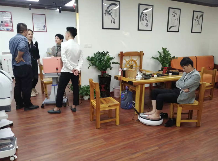 客戶考察太赫茲光波儀和磁浮能量?jī)x